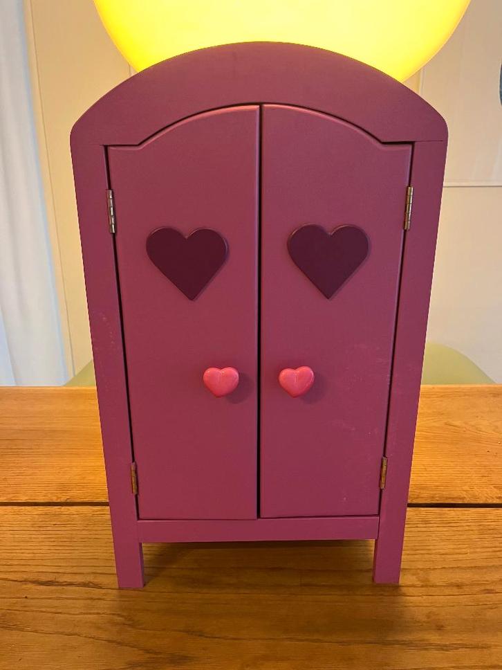 Handgemaakte houten poppenkledingkast – met kledinghangers, Kinderen en Baby's, Speelgoed | Poppen, Zo goed als nieuw, Overige typen