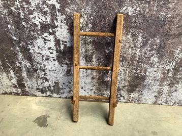 oud houten vintage trapje, leuk als woonaccoires beschikbaar voor biedingen