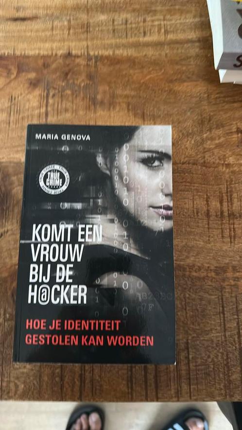 Maria Genova - Komt een vrouw bij de hacker, Boeken, Detectives, Zo goed als nieuw, Ophalen of Verzenden