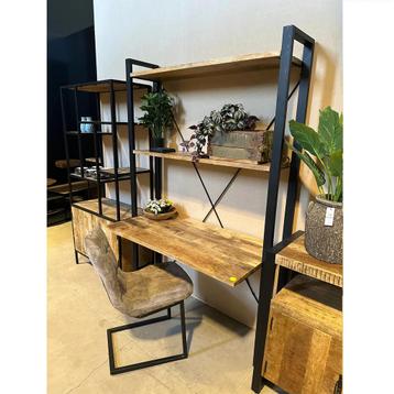 Bureau met schappenwand Industrieel Design  beschikbaar voor biedingen