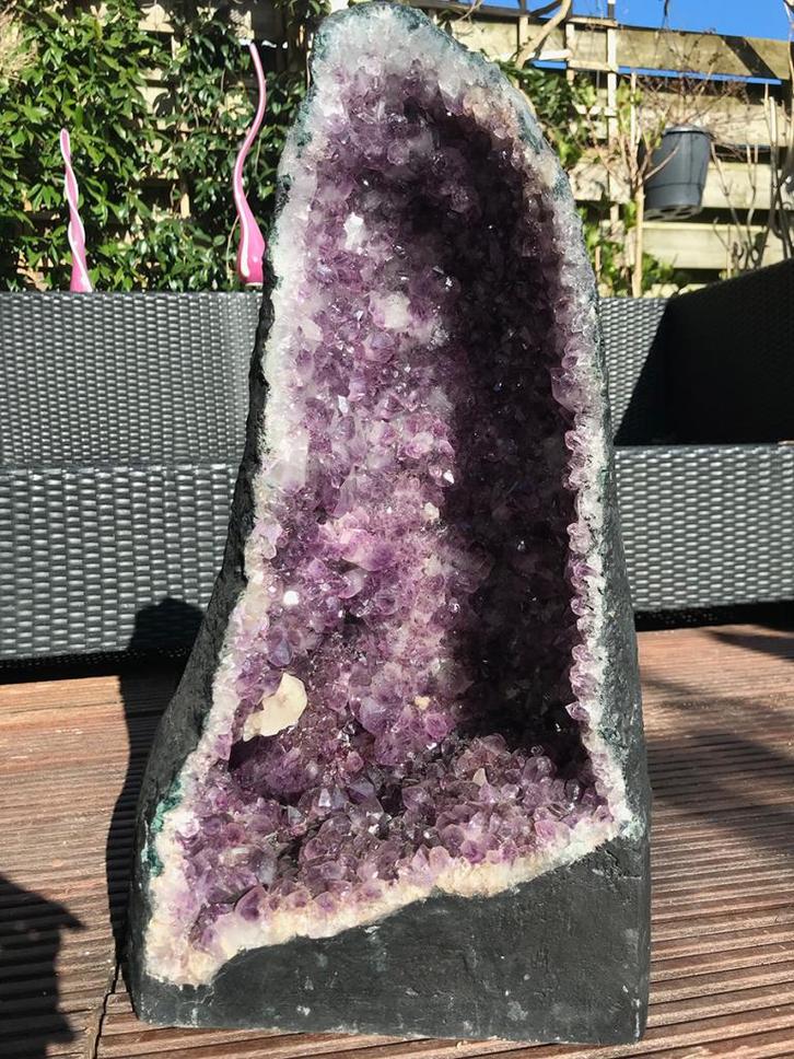 Amethist geode (03) van 30 kg Afgeprijsd!!!, Verzamelen, Mineralen en Fossielen, Mineraal, Ophalen of Verzenden