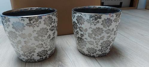 2 leuke bloempotten, Tuin en Terras, Bloempotten, Zo goed als nieuw, Aardewerk, Minder dan 25 cm, Rond, Ophalen of Verzenden