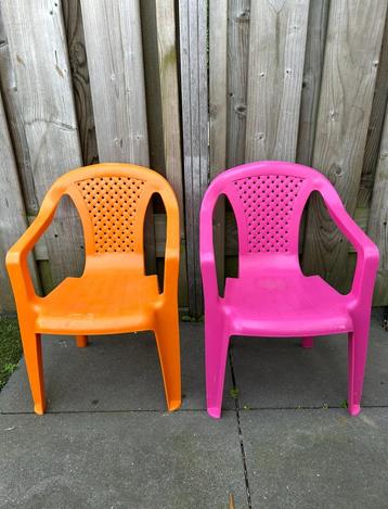 Twee kinder stoeltjes. beschikbaar voor biedingen