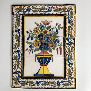 Schitterende antiek tegeltableau met bloemenvaas. beschikbaar voor biedingen