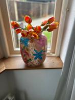 Handgeschildere vaas met kunst tulpen!, Huis en Inrichting, Ophalen, Overige kleuren, Minder dan 50 cm, Glas