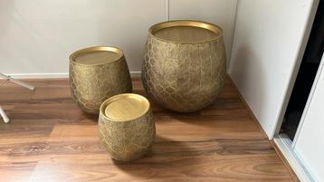 Drie goudkleurige bijzet tafeltjes