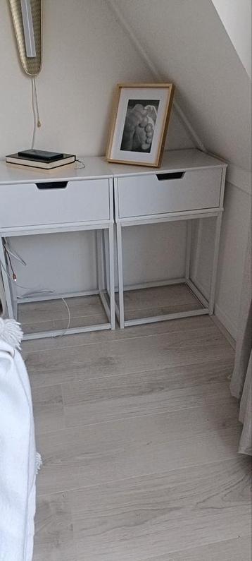 Twee witte nachtkastjes
