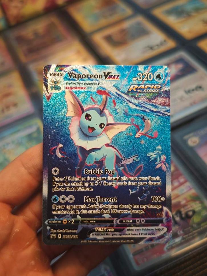 🌊 Vaporeon VMAX swsh182 promo, Hobby en Vrije tijd, Verzamelkaartspellen | Pokémon, Zo goed als nieuw, Ophalen of Verzenden