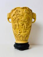 Chinese decoratieve vaas met rijk reliëfdecor, 20e eeuw, Ophalen of Verzenden