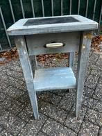 Leuke nachtkastje met leistenen blad en antieke handgreep, Minder dan 45 cm, Zo goed als nieuw, Hout, 55 tot 70 cm