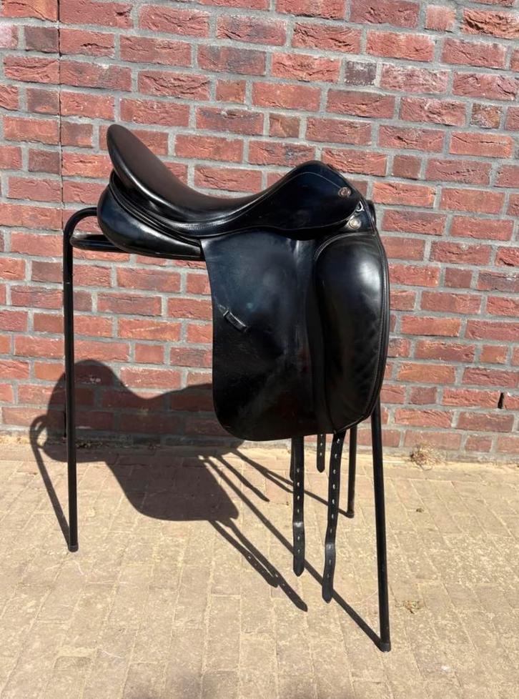 Goed onderhouden Prestige dressuurzadel 17 inch, Dieren en Toebehoren, Paarden en Pony's | Zadels, Zo goed als nieuw, Dressuur