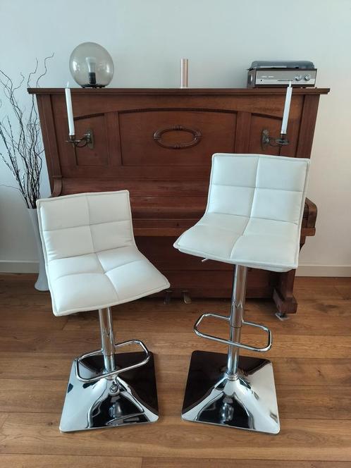 2 mooie witte barkrukken/ barstoelen, Huis en Inrichting, Barkrukken, Gebruikt, 2 krukken, Draaibaar, Ophalen