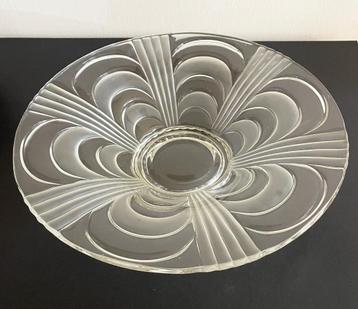Zware Art Deco schaal van helder persglas op voet. beschikbaar voor biedingen