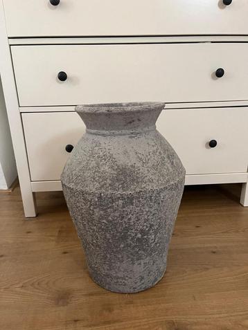 Landelijke grijze vaas / pot beschikbaar voor biedingen