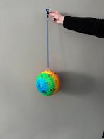 Neon kleurige plastic voetbal aan koord voetballen speelgoed, Verzenden, Zo goed als nieuw