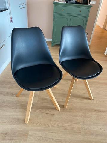2x zwarte eetkamerstoelen / kuipstoelen beschikbaar voor biedingen