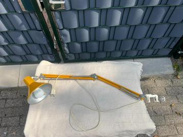 Architecten- of scharnierlamp met klem in een gele kleur. beschikbaar voor biedingen