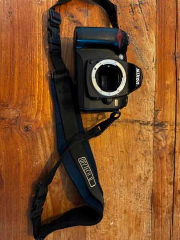 Nikon D70s Spiegelreflex Camera met 18-200 DX lens beschikbaar voor biedingen