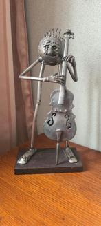Metalen beeldje van een muzikant met contrabas, Ophalen