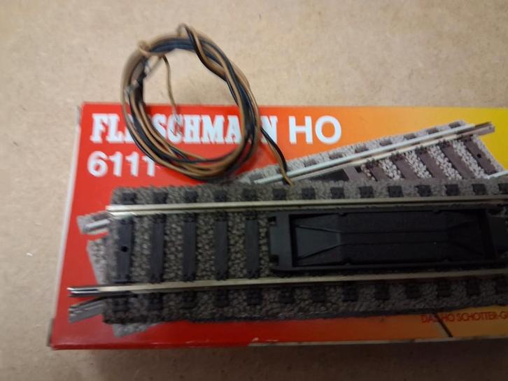 fleischmann 6111 elektrische ontkoppelrail nieuw in de OVP, Hobby en Vrije tijd, Modeltreinen | H0, Nieuw, Rails, Gelijkstroom
