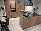Luxe showroomkeuken, Ophalen, U-keuken, Bruin, Greeploos