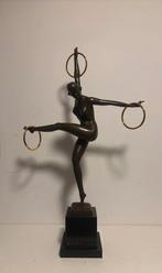 Beeld art deco vrouw met 3 goudkleurige ringen, Verzenden