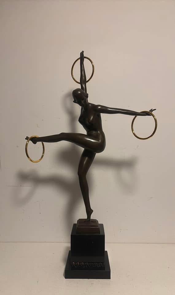 Beeld art deco vrouw met 3 goudkleurige ringen, Antiek en Kunst, Antiek | Koper en Brons, Verzenden