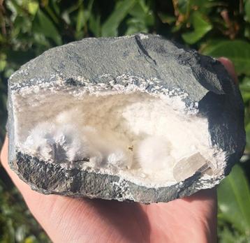 Okeniet edelstenen grot edelsteen verzameling natuursteen  beschikbaar voor biedingen