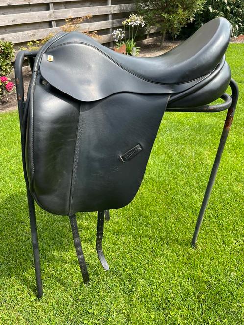 Symbion dressuurzadel 17,5 inch, Dieren en Toebehoren, Paarden en Pony's | Zadels, Zo goed als nieuw, Dressuur, Ophalen of Verzenden