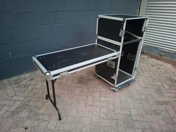 19 inch Flightcase DJ zgan met uitklapbare deksel als tafel beschikbaar voor biedingen