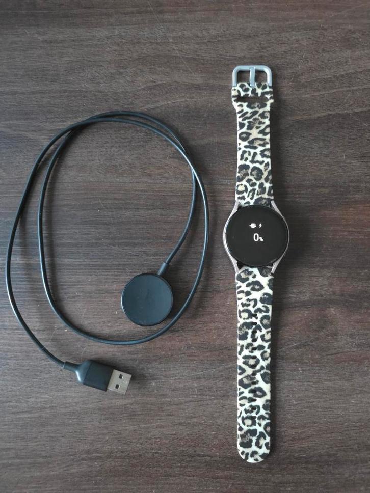 Samsung Watch 5. 40 mm. Rose Gold. Met oplader., Sieraden, Tassen en Uiterlijk, Smartwatches, Gebruikt, Android, Roze, Afstand