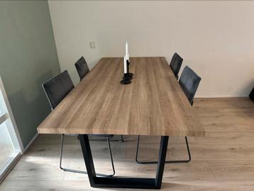 Industriële eettafel met 4 stoelen beschikbaar voor biedingen