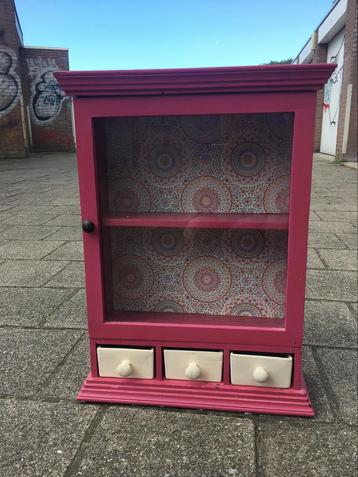 Brocante vitrinekastje met lades beschikbaar voor biedingen