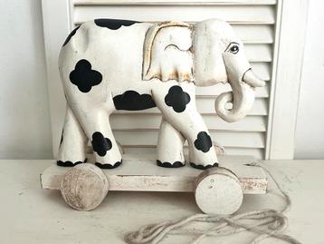 Decoratieve vintage olifant op wielen trekdier hout beschikbaar voor biedingen