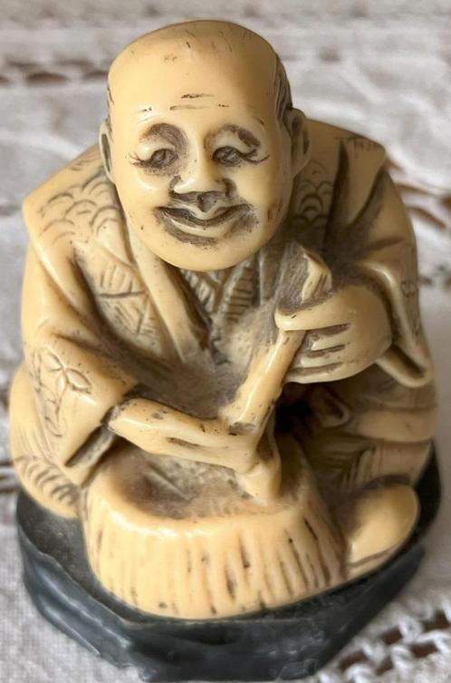 Gaaf Japans Netsuke op een donkere sokkel. Circa 1950, Antiek en Kunst, Antiek | Overige Antiek, Verzenden