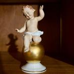 Vintage porseleinen beeldje van een kind op een gouden bol, Antiek en Kunst, Ophalen of Verzenden