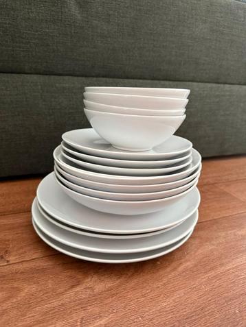 Servies set beschikbaar voor biedingen