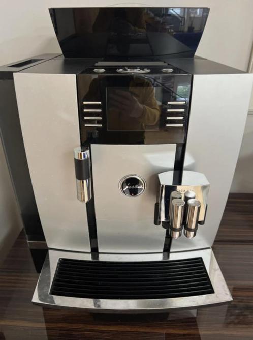 Professionele koffiemachine Jura Giga X8C, Witgoed en Apparatuur, Koffiezetapparaten, Gebruikt, Koffiemachine, 10 kopjes of meer