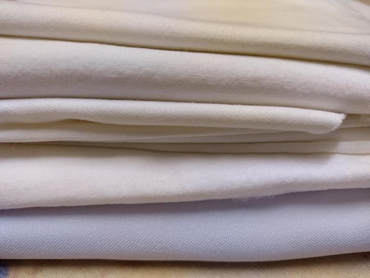 Te koop aangeboden: restjes witte stoffen, Hobby en Vrije tijd, Stoffen en Lappen, Nieuw, 120 cm of meer, 30 tot 200 cm, Wit, Ophalen of Verzenden
