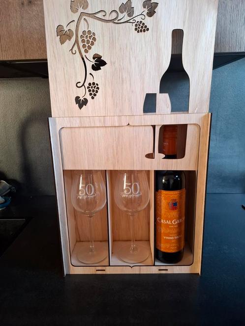 Wijnkist cadeau met gegraveerde wijnglazen, Huis en Inrichting, Woonaccessoires | Wijnrekken, Nieuw, Minder dan 50 cm, Glas, Minder dan 5 flessen