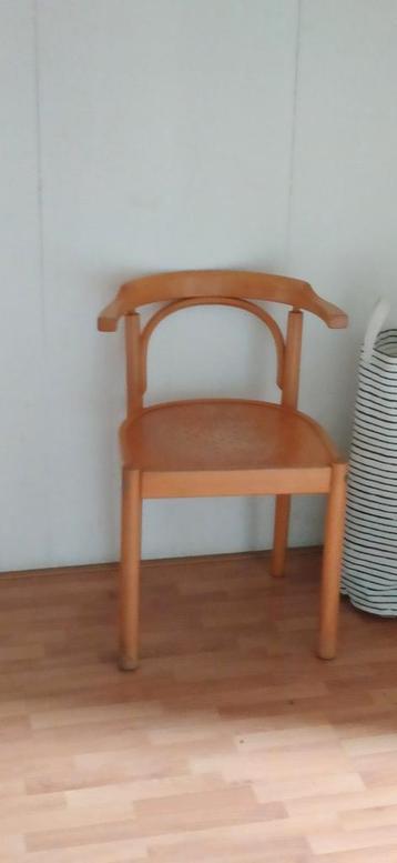 3 Houten stoelen met armleuningen beschikbaar voor biedingen