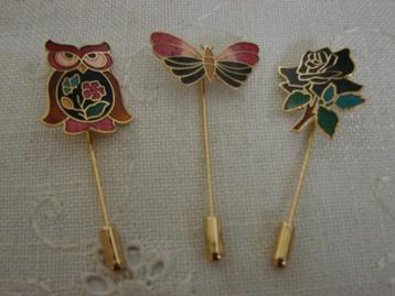 Drie broches of hoedenspelden emaille cloisonne. beschikbaar voor biedingen