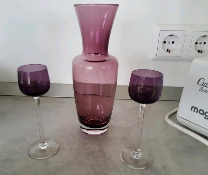 Paarse karaf met 2 borrelglaasjes, Danisch Design, jaren '60, Verzamelen, Glas en Borrelglaasjes, Zo goed als nieuw, Borrel- of Shotglas