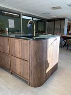 Walnoot houten keuken in Japandi style, keuken met ronding, Huis en Inrichting, Keuken | Complete keukens, Niet ingevuld, Bruin
