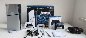 Playstation 5 slim met  2 controllers beschikbaar voor biedingen