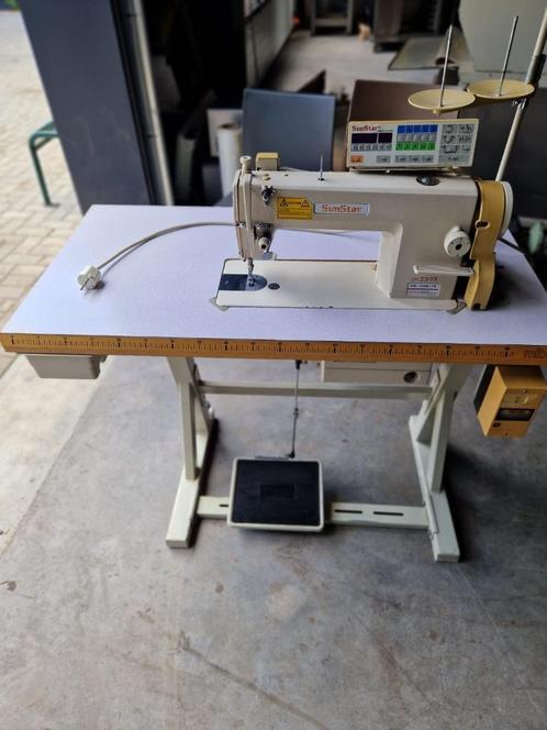 Naaimachine SunStar KM-250A-7S met tafel, Hobby en Vrije tijd, Naaimachines en Toebehoren, Zo goed als nieuw, Naaimachine, Overige merken