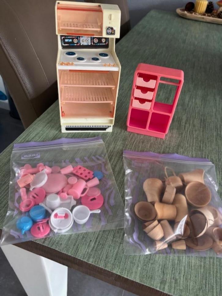 Barbie keuken en kastje met servies Vintage, Kinderen en Baby's, Speelgoed | Poppenhuizen, Gebruikt, Toebehoren, Ophalen of Verzenden