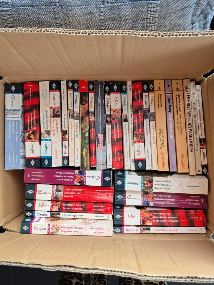 Doos vol Harlequin Bouquet Romans, Boeken, Partijen en Verzamelingen, Gelezen, Ophalen of Verzenden