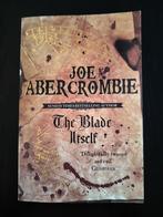 Joe Abercrombie - The Blade Itself, Boeken, Spiritualiteit algemeen, Joe Abercrombie, Ophalen of Verzenden, Zo goed als nieuw