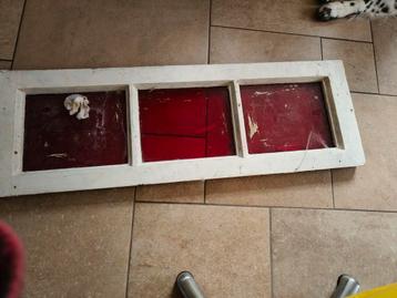 Oud geblazen rood glas van vroeger. Boven de voor deur. beschikbaar voor biedingen